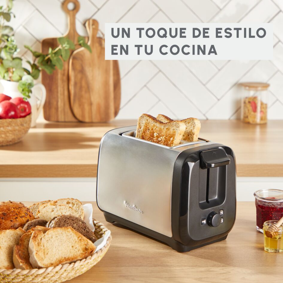 Tostadora con tostadas y una cesta de pan.