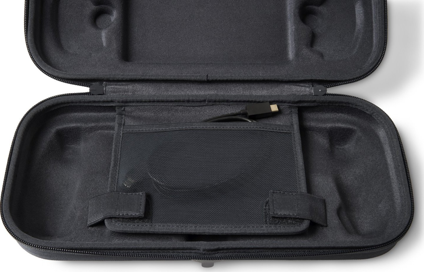 Otwarta czarna torba transportowa z przegrodami wewnętrznymi.