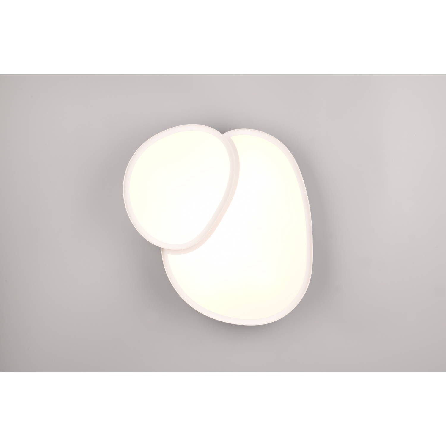Una moderna lampada da soffitto bianca con una forma organica unica, su sfondo grigio.