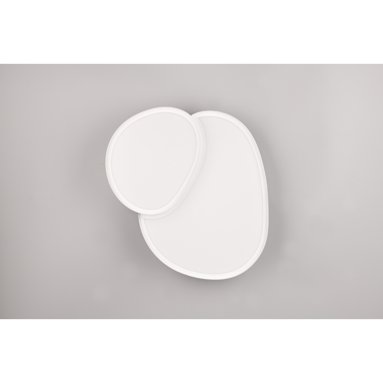Due luci da parete decorative bianche, a forma ovale, su sfondo grigio, leggermente sovrapposte.