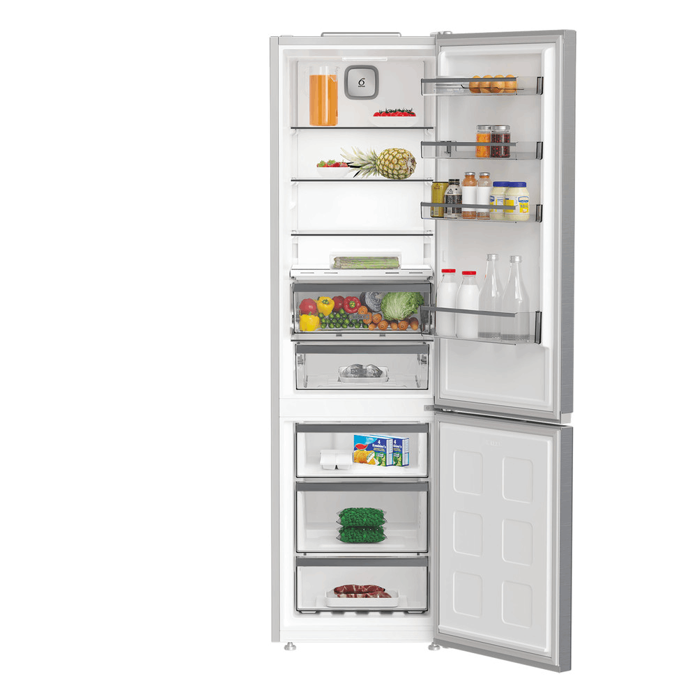 Refrigerador abierto, lleno de alimentos. Estantes de vidrio con frutas, verduras y botellas. Interior blanco.