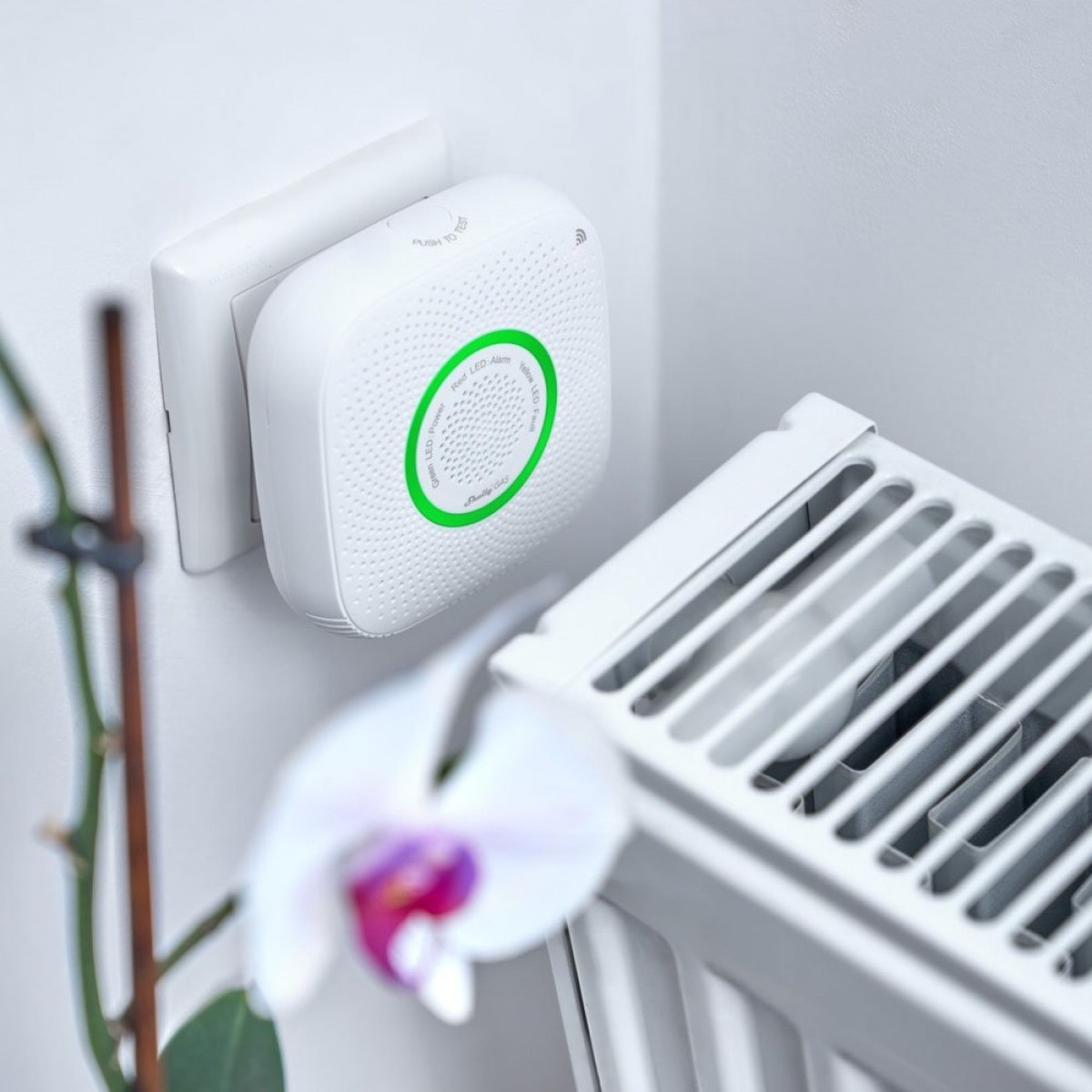 Detector de monóxido de carbono blanco enchufado a la pared.