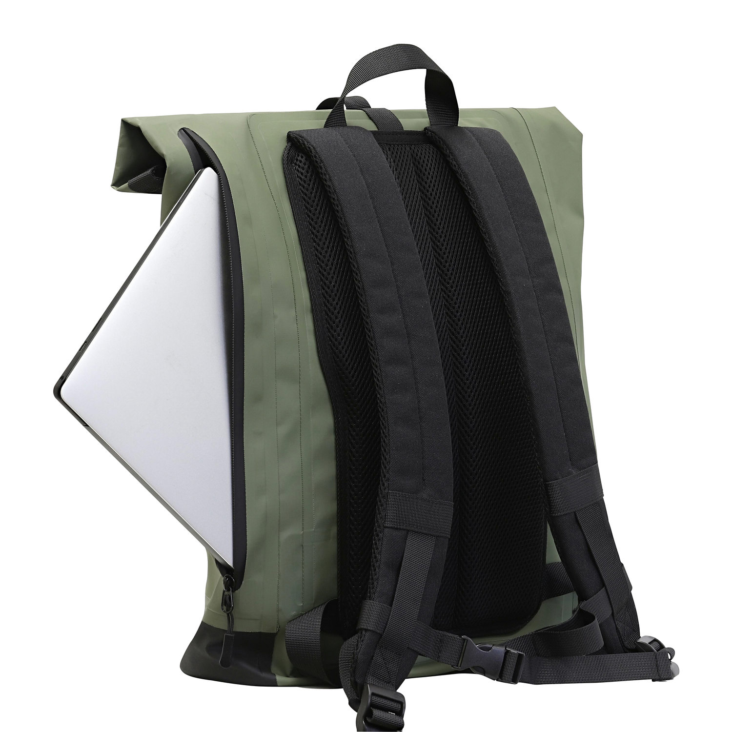 Un sac à dos vert imperméable avec un ordinateur portable dans la poche latérale.
