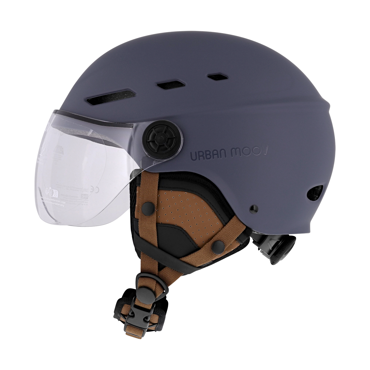 Donkerblauwe helm met een helder vizier, bruine kinriem en een witte achtergrond.