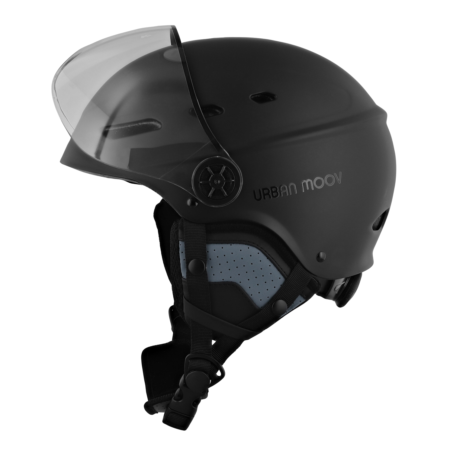 Zwarte helm met vizier, merklogo en ventilatieopeningen tegen een witte achtergrond.