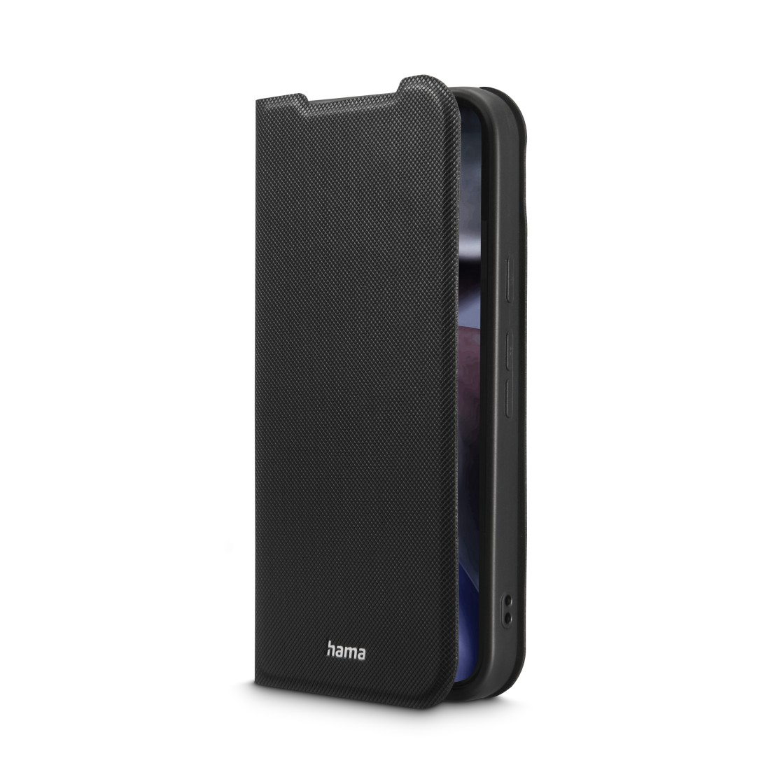 Eine schwarze Handyhülle, teilweise geöffnet, zeigt einen Telefonbildschirm. Die Hülle hat eine strukturierte Oberfläche. Die Marke 'hama' ist sichtbar.