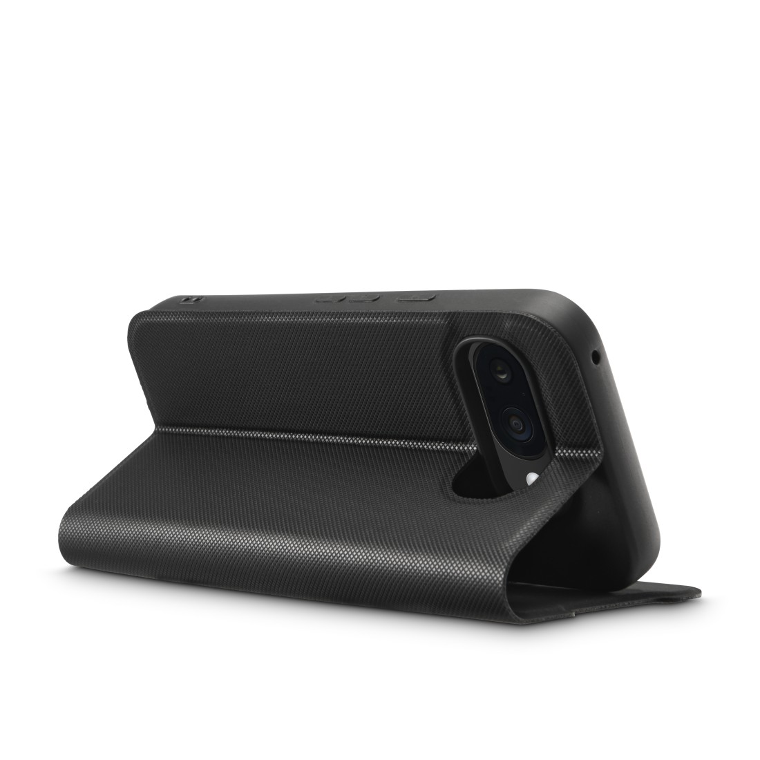 Eine schwarze Handyhülle ist geöffnet und zeigt die Handykamera. Die Hülle ist strukturiert und hat eine Klappe. Der Hintergrund ist weiß.