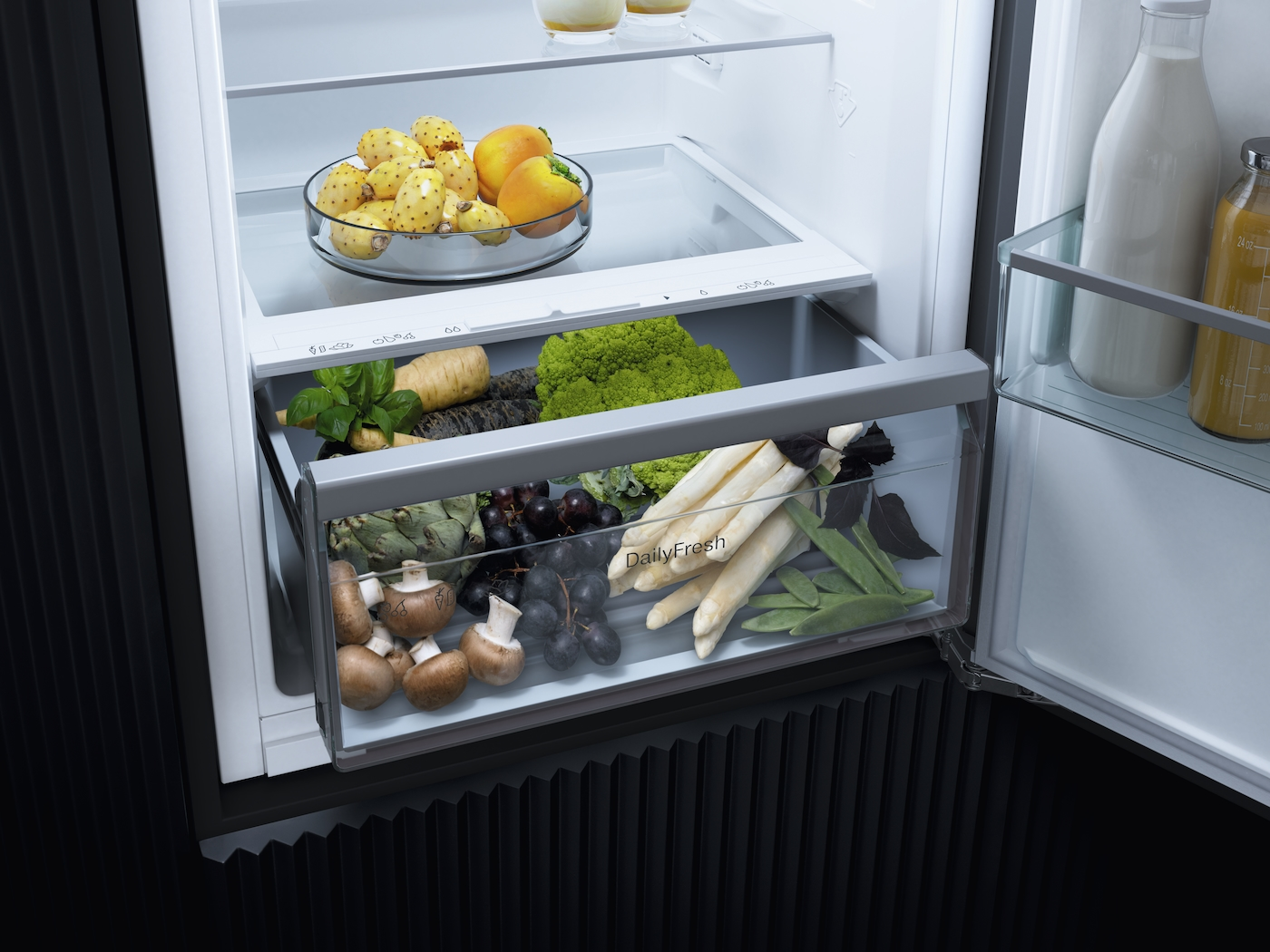 Ein Kühlschrank mit Regalen mit frischen Produkten.