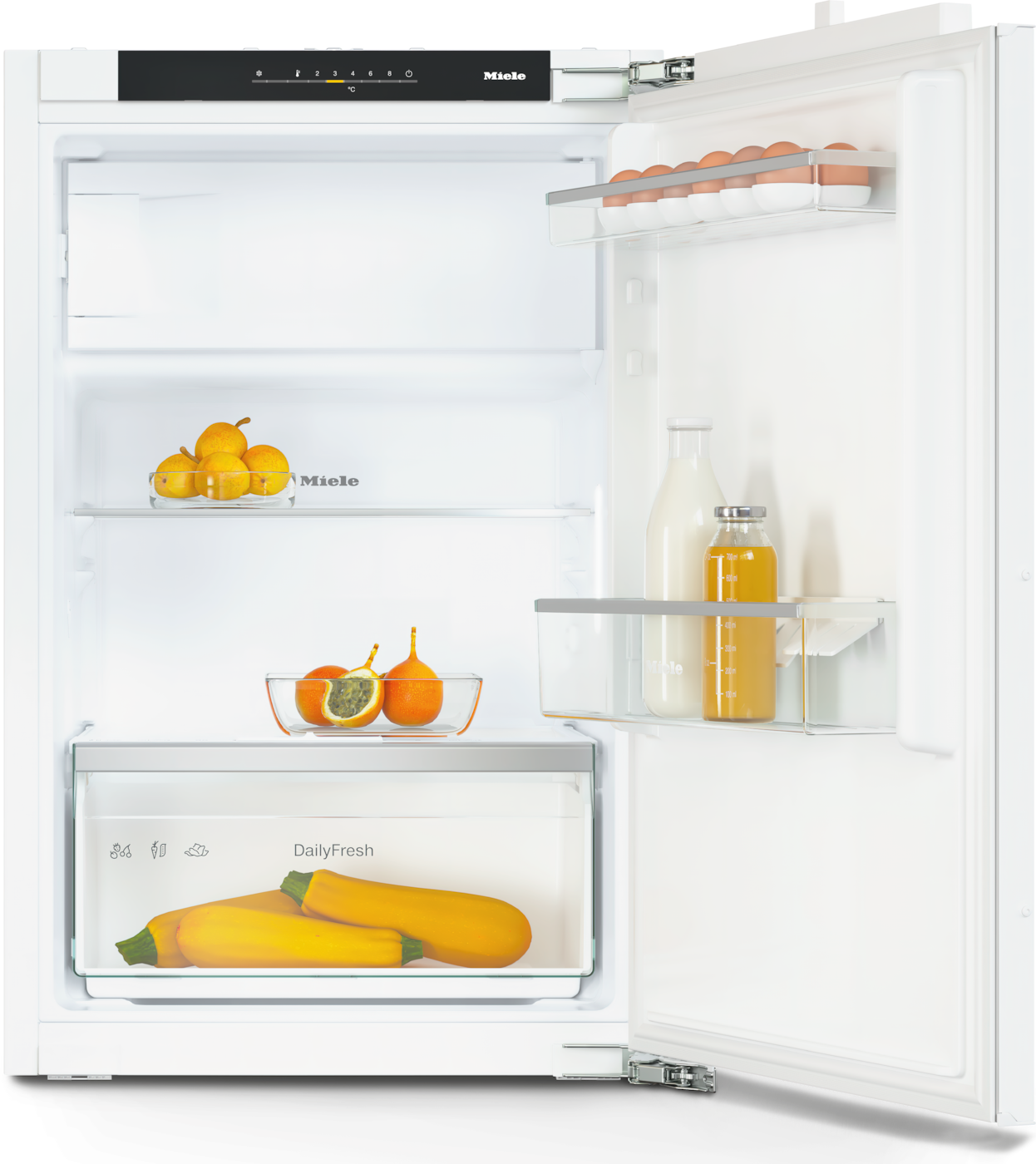 Weißer Miele Kühlschrank mit offener Tür, zeigt Regale mit Lebensmitteln wie Eiern und Obst.