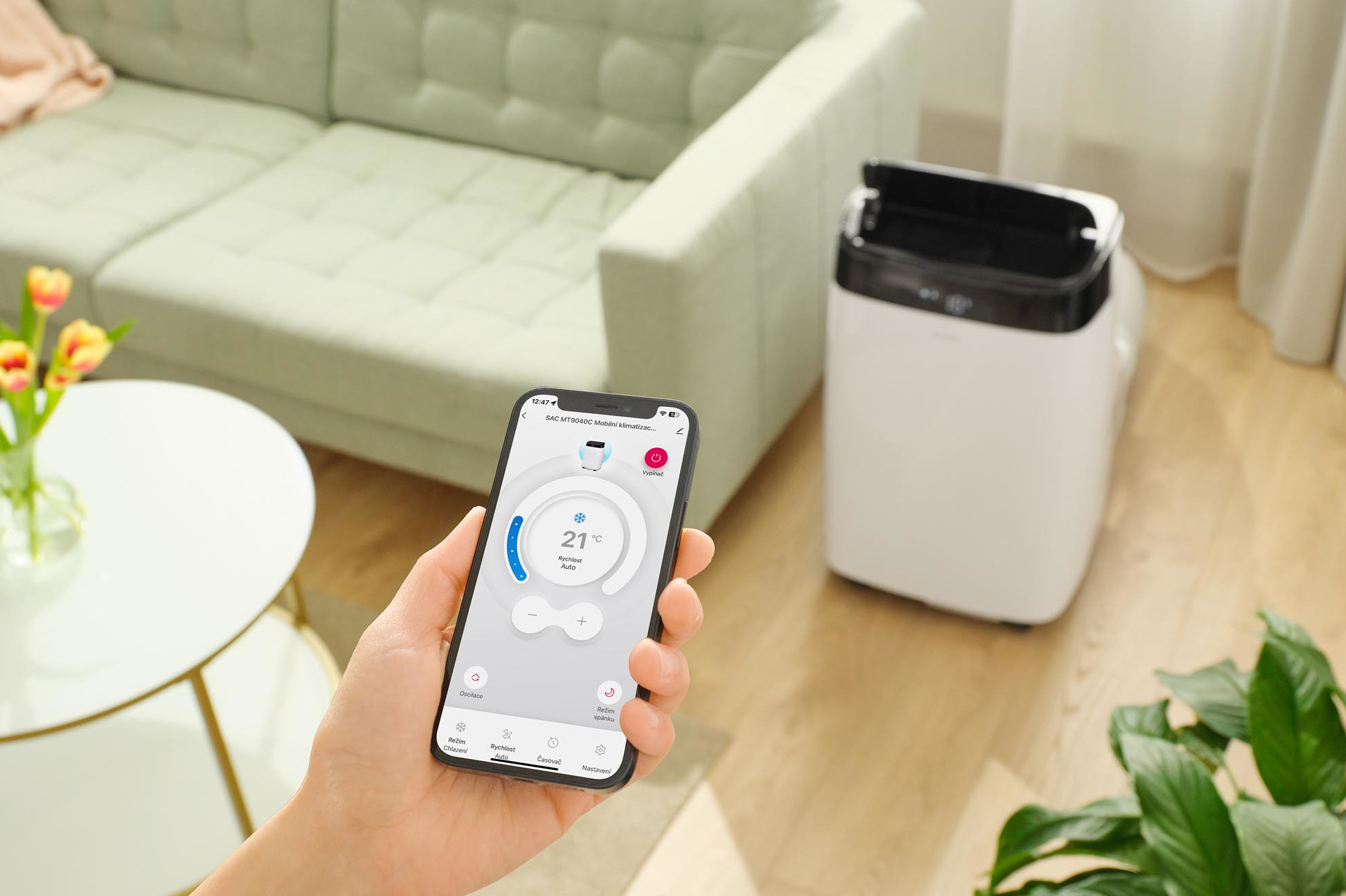 Osoba używająca smartfona do sterowania inteligentnym oczyszczaczem powietrza.