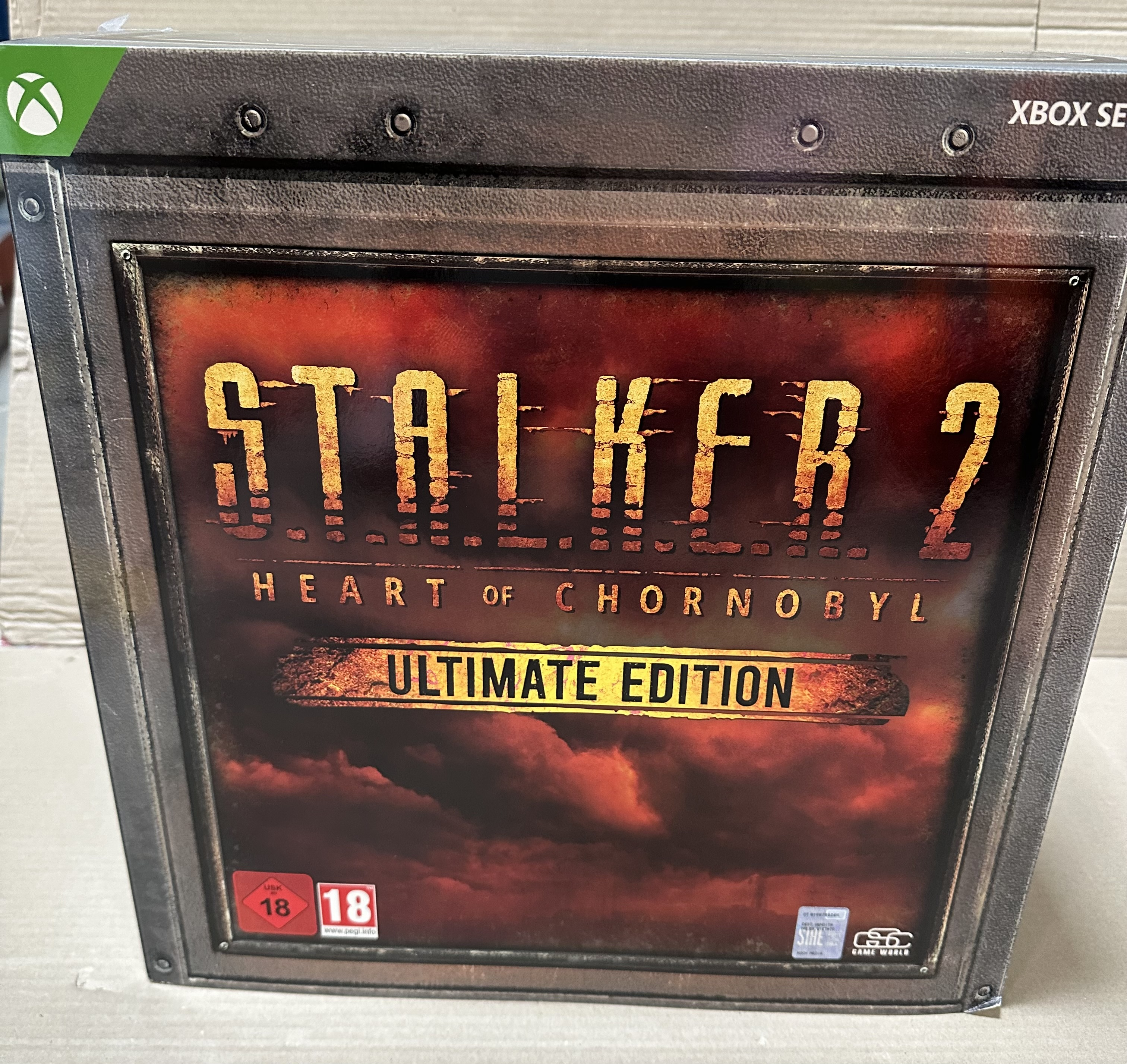 Grafika pudełka 'Stalker 2: Heart of Chornobyl' Ultimate Edition dla Xbox Series X, z logo gry i klasyfikacjami wiekowymi.