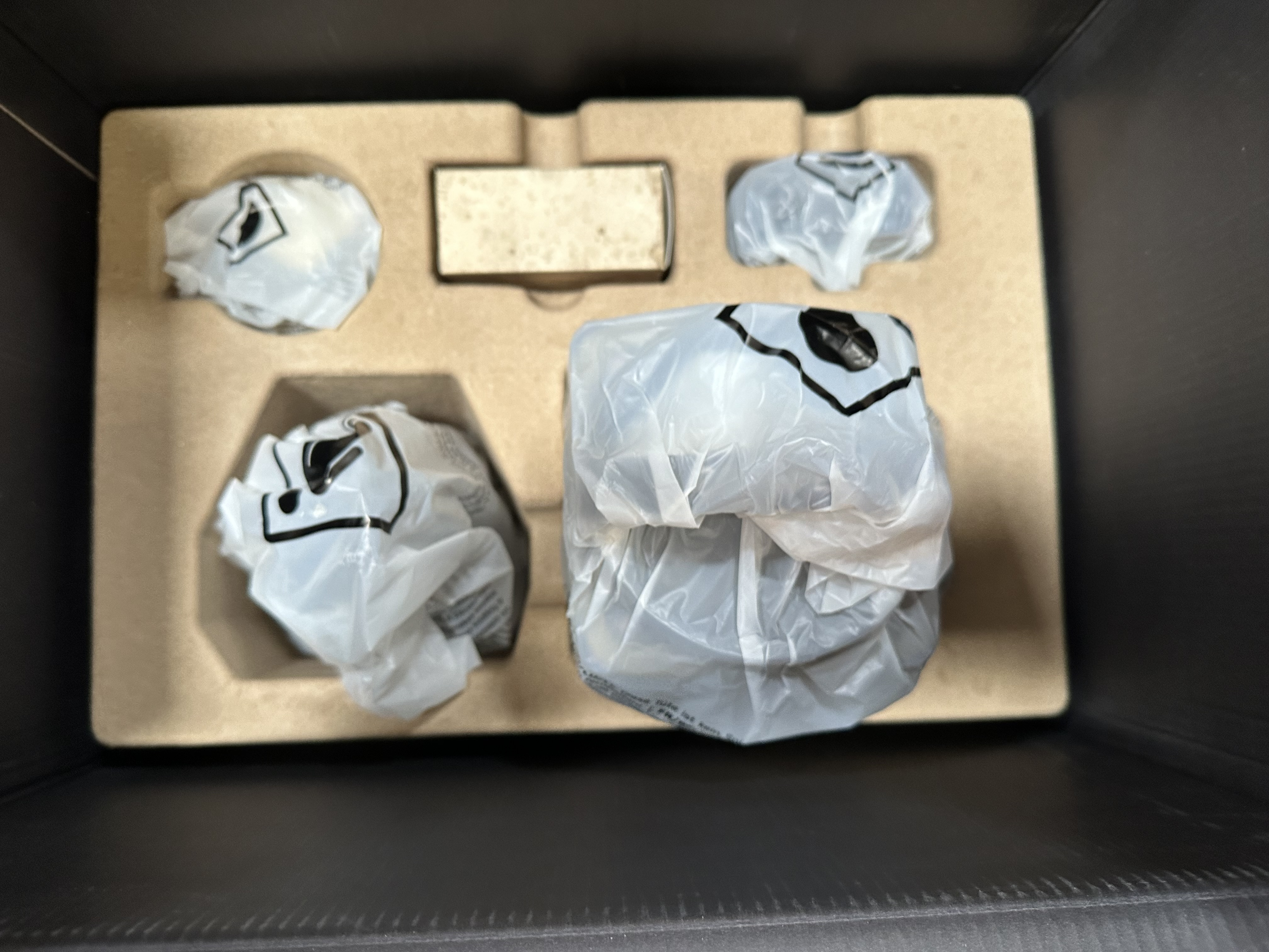 Opakowanie zawierające elementy zapakowane w plastik.