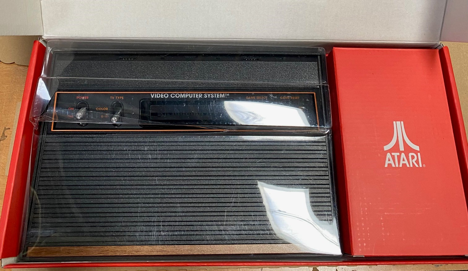 Konsola do gier Atari w oryginalnym opakowaniu.