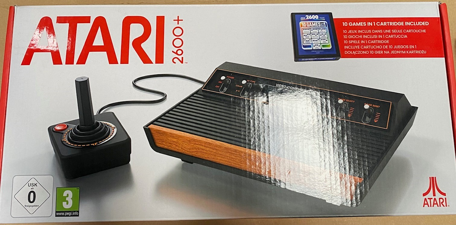 Pudełko konsoli do gier wideo Atari 2600+ z kontrolerem joysticka.