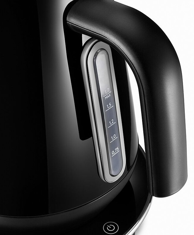 Czarny czajnik ze wskaźnikiem poziomu wody. Uchwyt jest czarny, a czajnik stoi na białym tle.