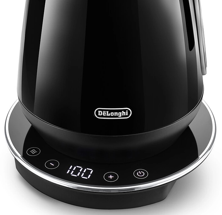 Czarny czajnik elektryczny z wyświetlaczem cyfrowym. Temperatura ustawiona jest na 100 stopni. Podstawa jest okrągła.