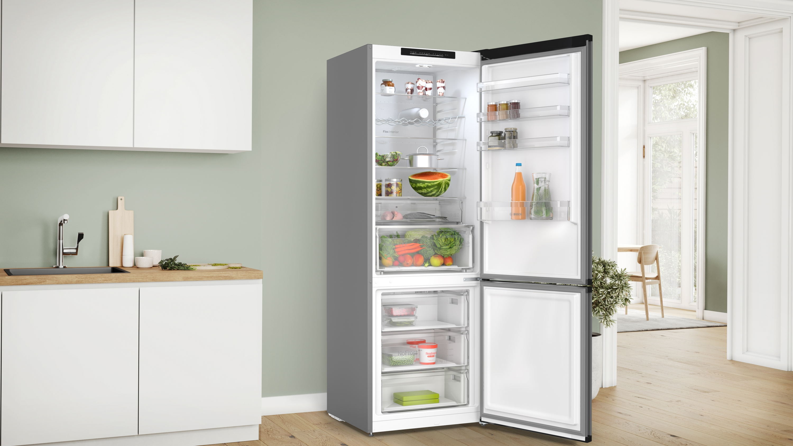 Geöffneter Kühlschrank mit sichtbaren Lebensmitteln.