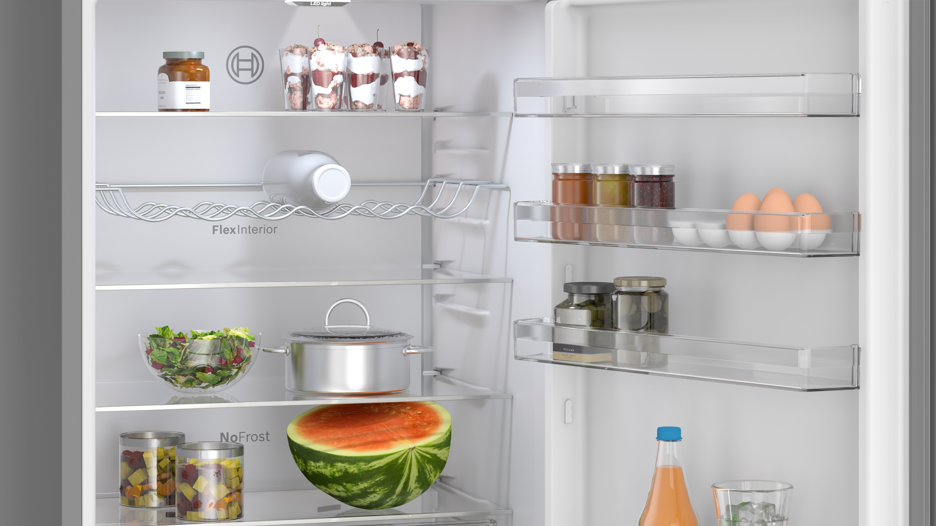 Ein Kühlschrank mit Lebensmitteln auf Regalen: Gläser, Eier und eine Wassermelone.