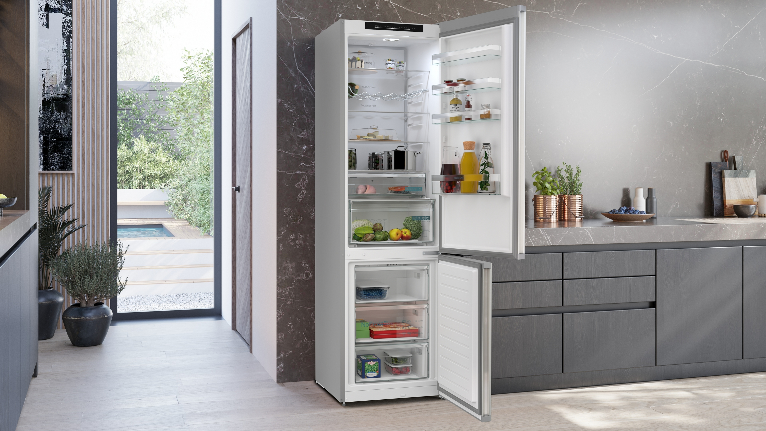 Ein offener Kühlschrank zeigt Lebensmittel auf Regalen in einer Küche.