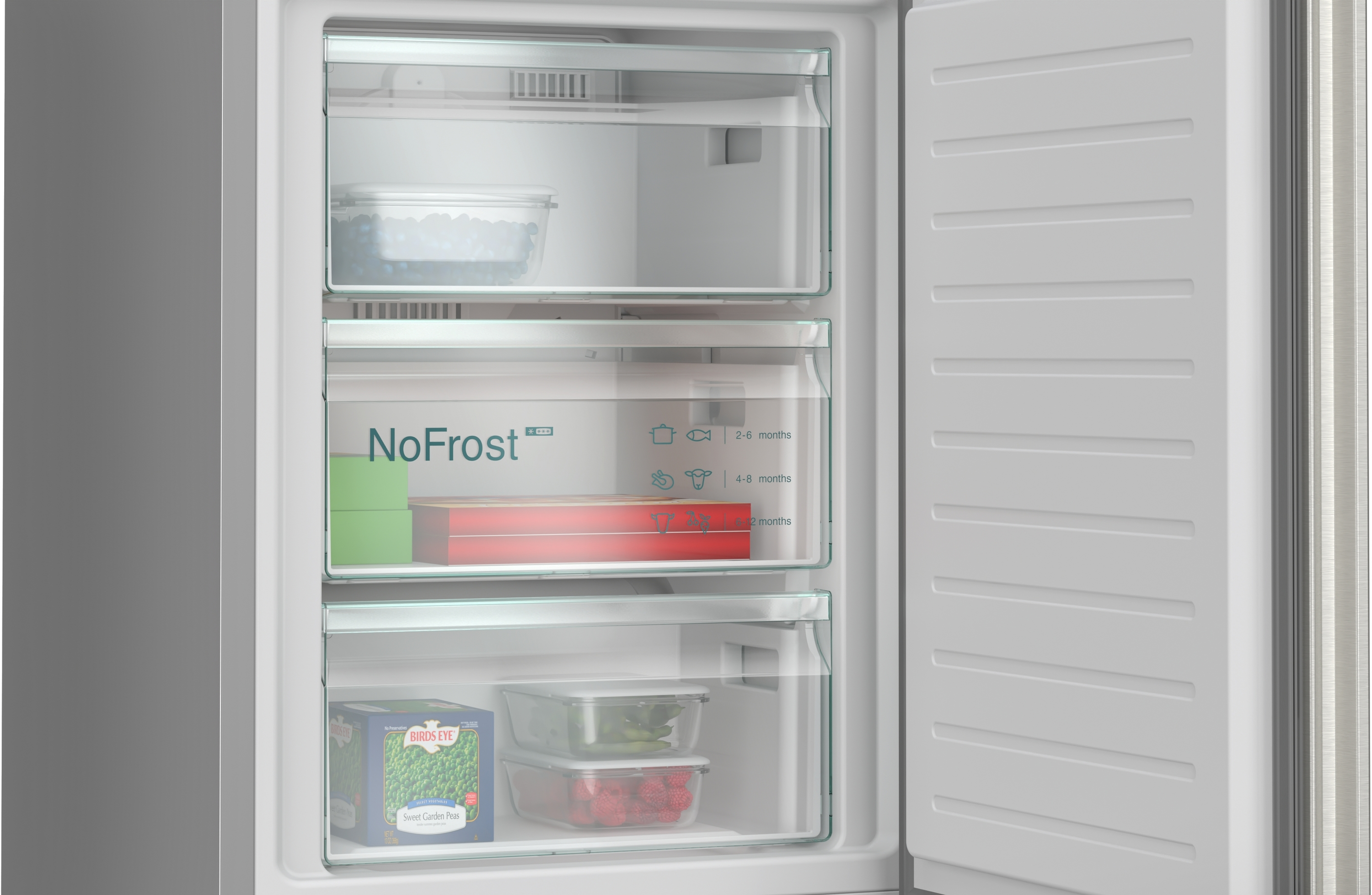 Gefrierschrank mit Regalen. Kisten mit Tiefkühlkost sind sichtbar, beschriftet mit 'NoFrost'. Fächer mit Essen.