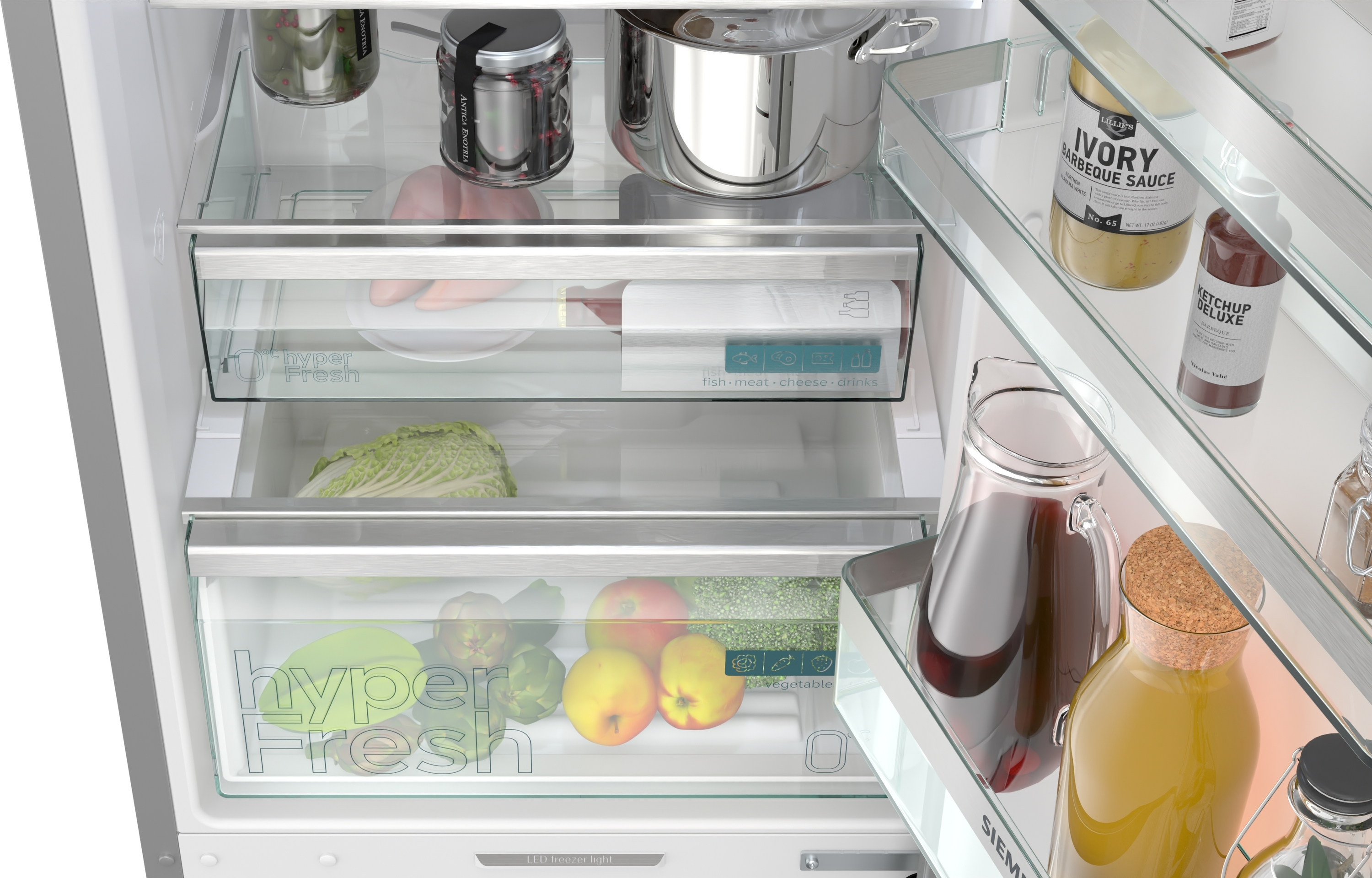 Offener Kühlschrank mit frischen Produkten. Enthält Regale mit Gemüse, Obst und verpackten Lebensmitteln. Der Innenraum ist sauber.