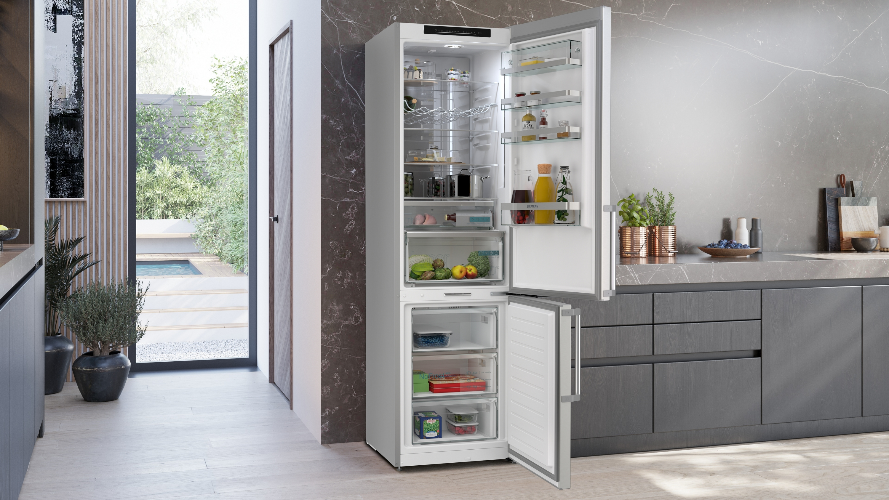 Eine moderne Küche mit Kühlschrank mit offenen Türen, die den Inhalt zeigen.