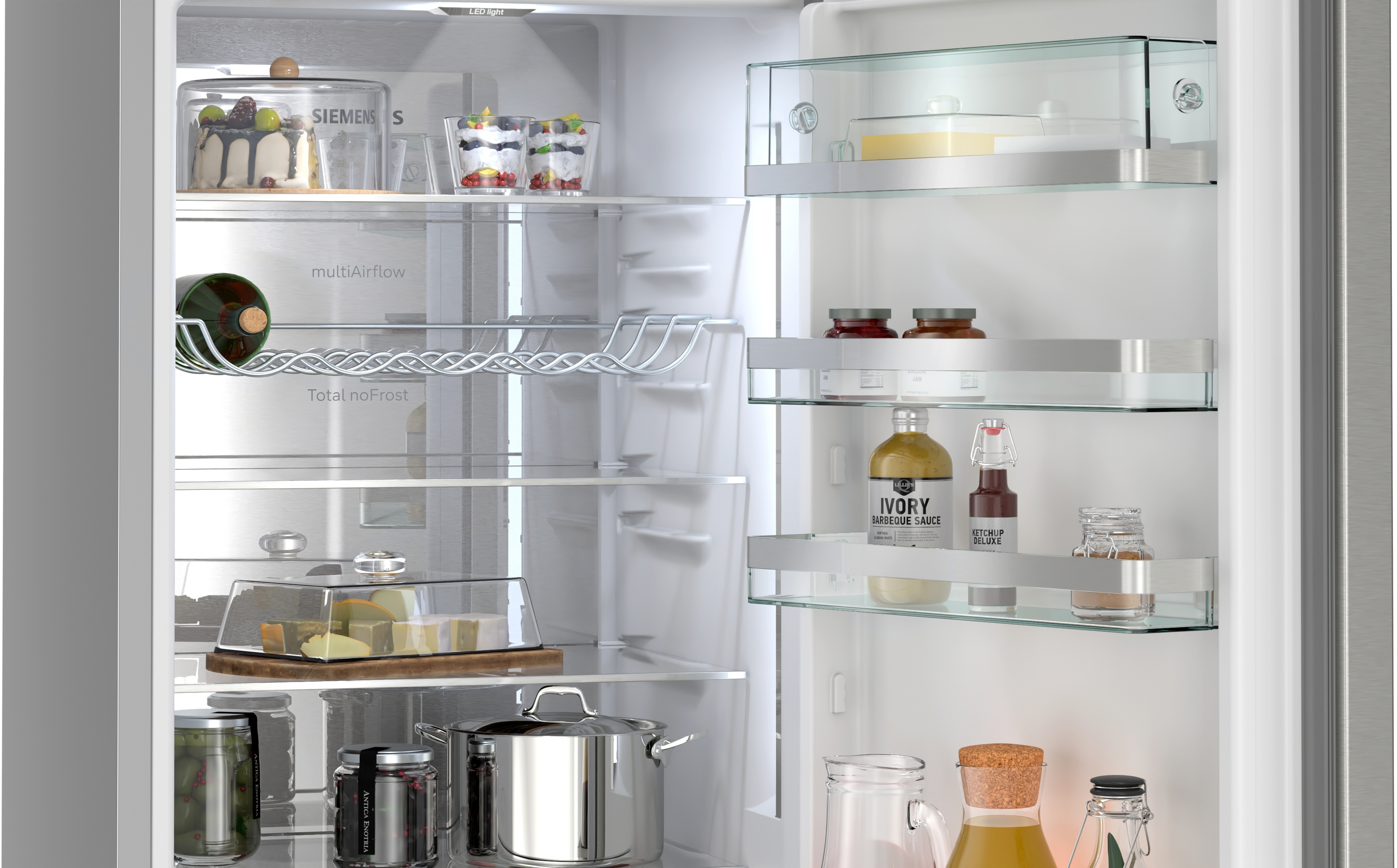 Ein Kühlschrank mit Lebensmitteln im Inneren, Ansicht der offenen Tür.