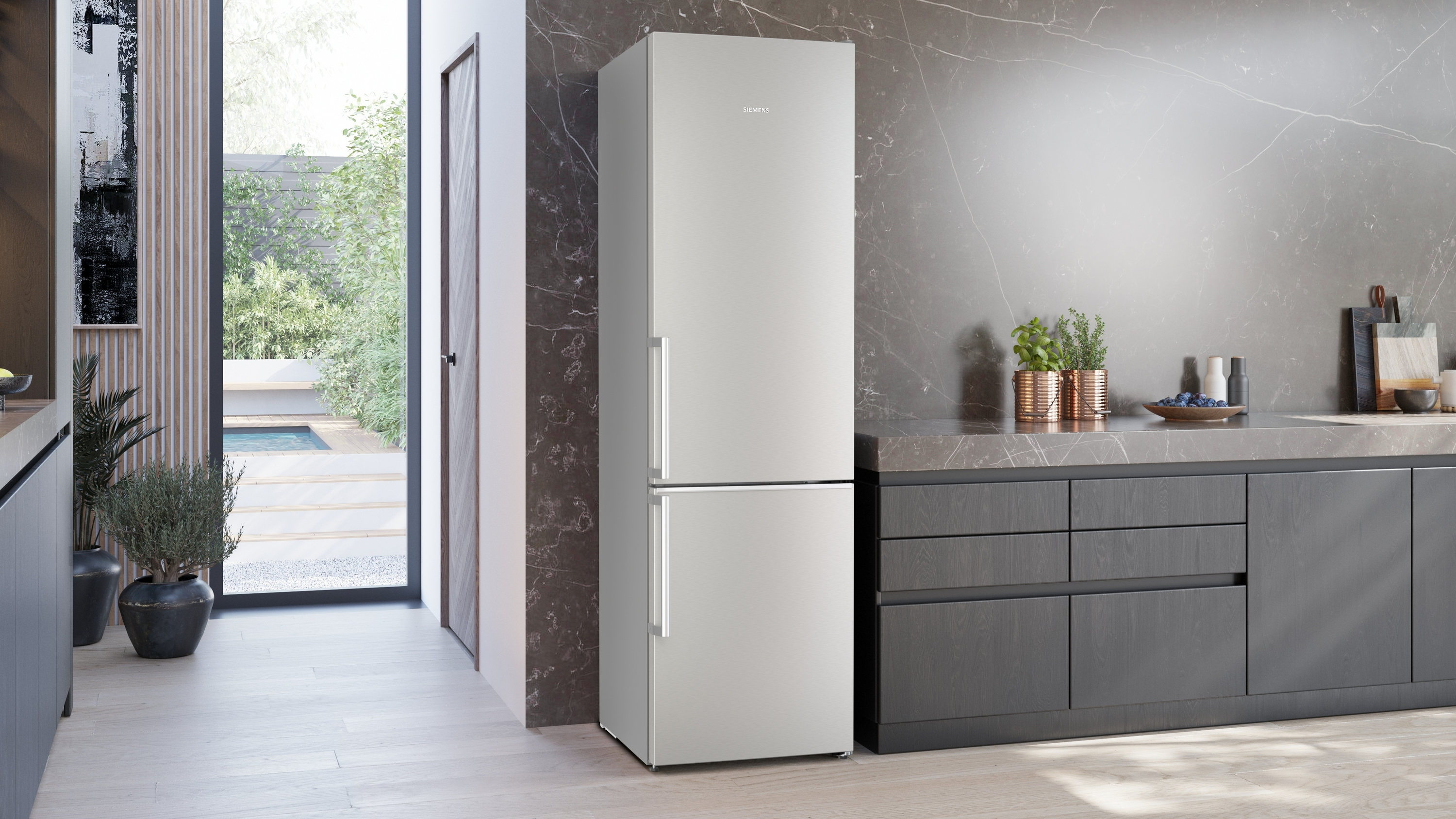 Ein Kühlschrank mit zwei Türen und Siemens-Logo, in moderner Küchenumgebung.