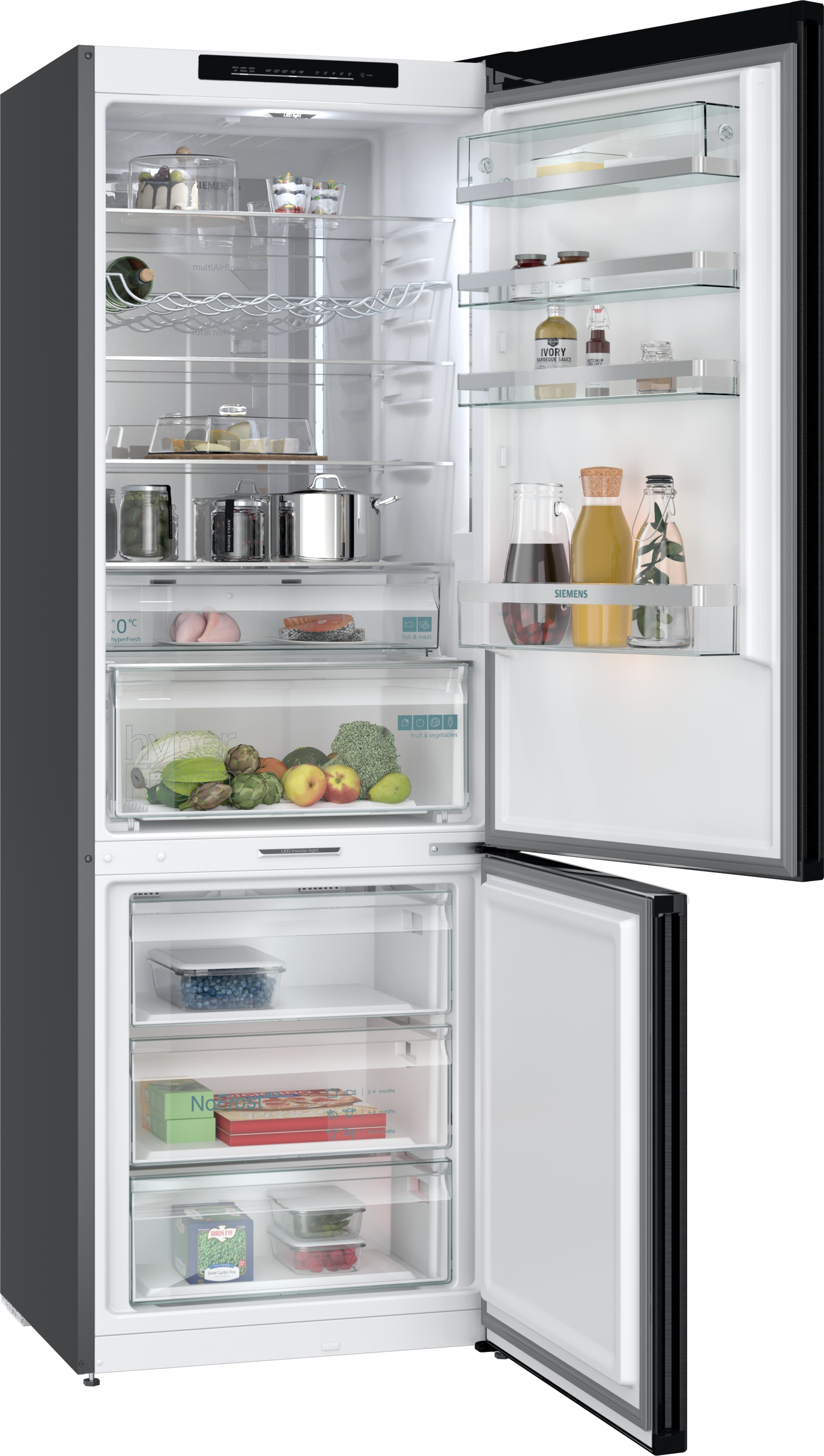 Offener Kühlschrank mit Lebensmitteln. Regale halten Gläser, Flaschen und Produkte. Gefrierschubladen sind sichtbar.
