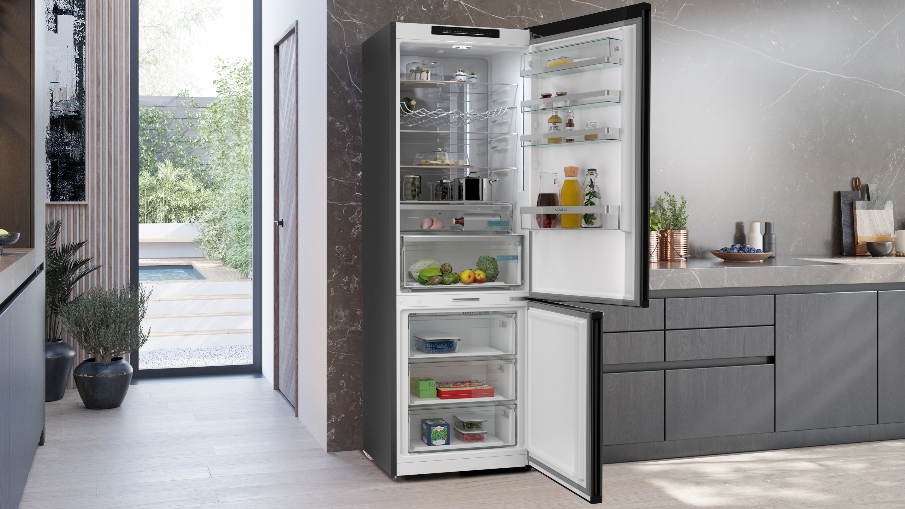 Ein Kühlschrank mit offenen Türen. Der Innenraum des Kühlschranks ist sichtbar, gefüllt mit Lebensmitteln.