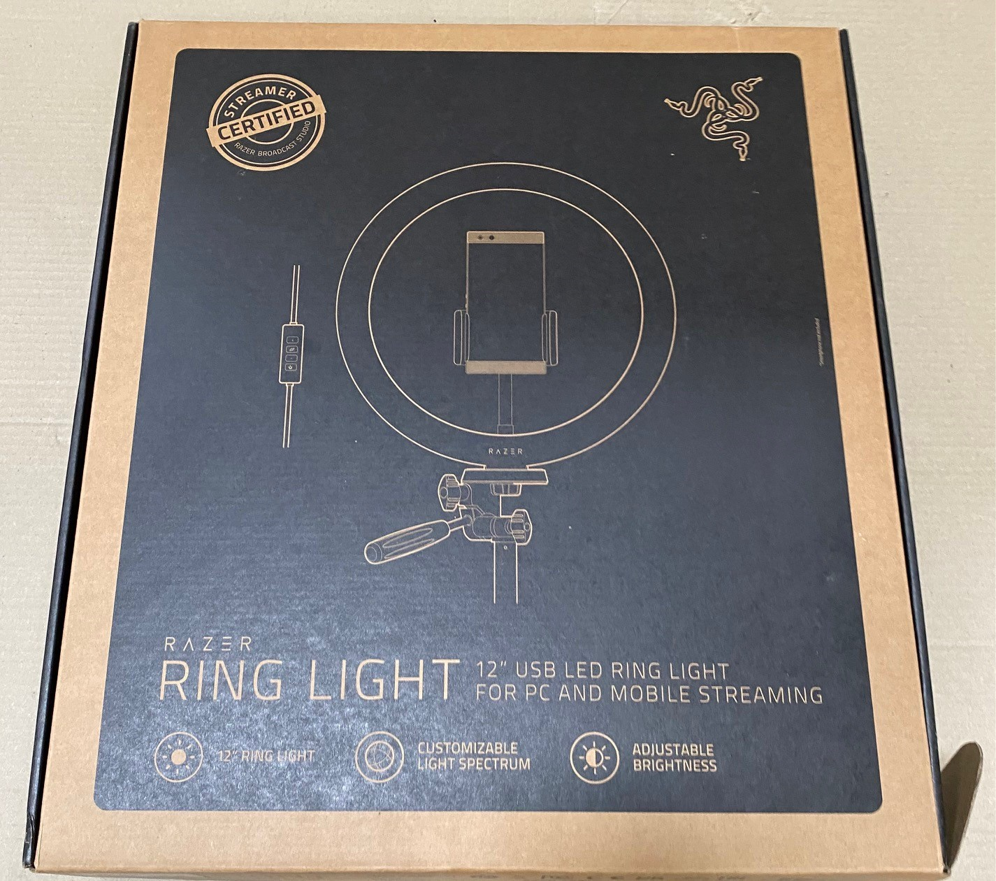 Pudełko z lampą pierścieniową Razer. Szczegóły obejmują lampę, spektrum światła, regulowaną jasność.