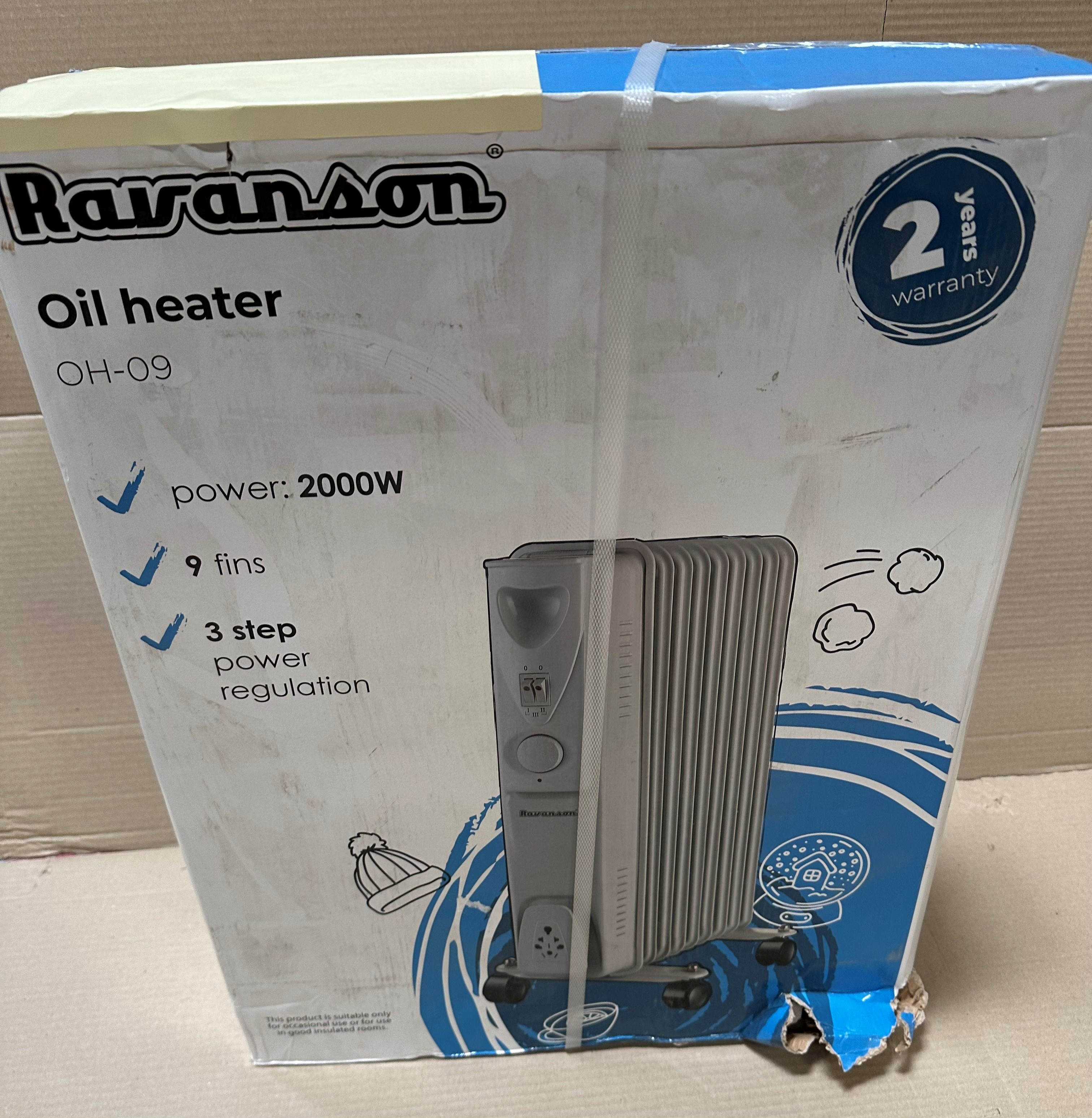 Pudełko grzejnika olejowego z tekstem. Pudełko jest białe z niebieskim i ilustracją grzejnika.