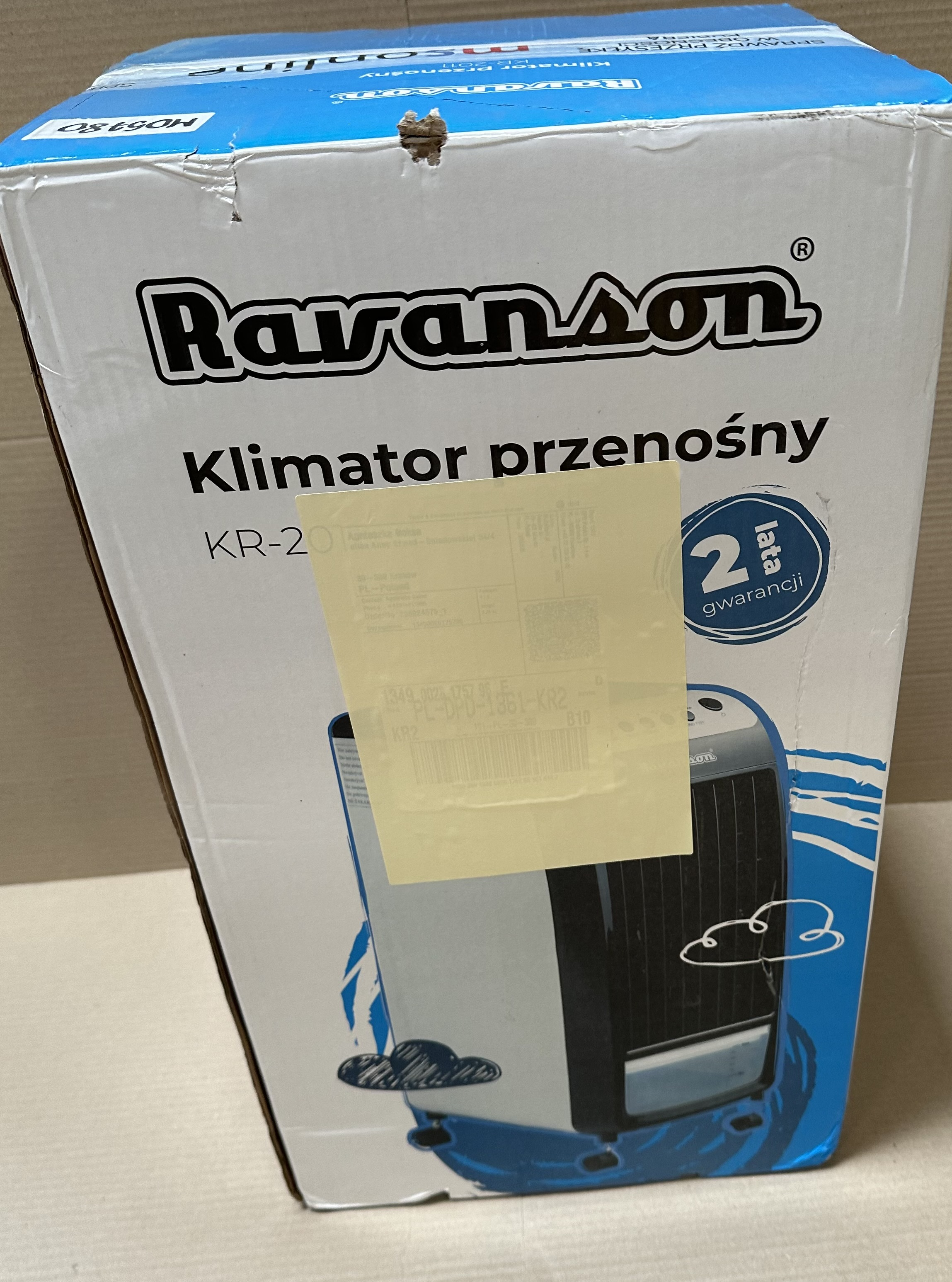Pudełko na przenośny klimatyzator z etykietą 'Ravanson'. Dołączona naklejka ze szczegółami.