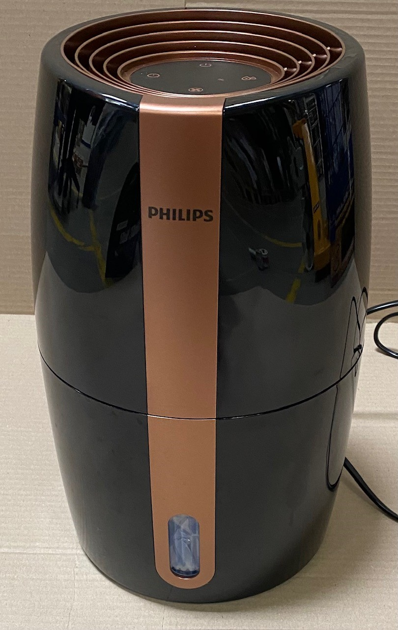Czarny i miedziany nawilżacz. Ma cylindryczny kształt, widoczne logo Philips.