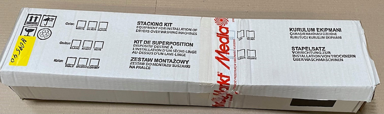 Białe i szare pudełko z etykietą 'STACKING KIT' z opcjami kolorów i tekstem międzynarodowym.