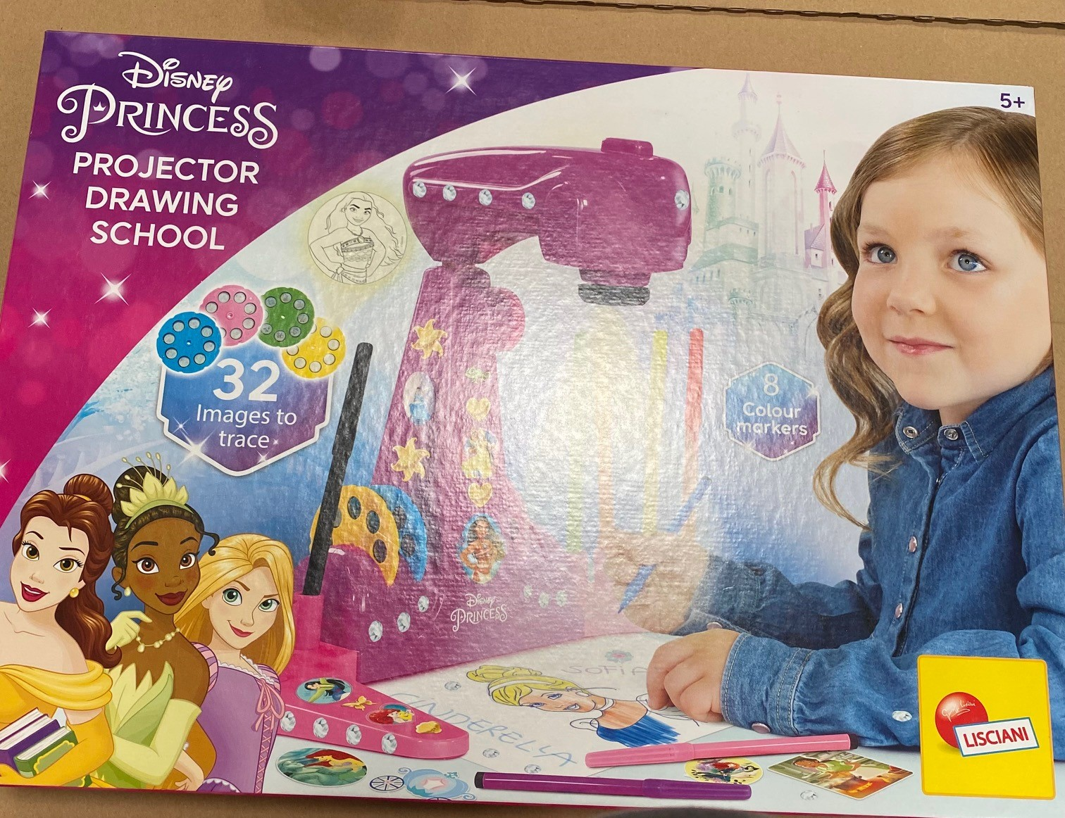 Pudełko ze szkołą rysunku z projektorem Disney Princess z dziewczynką patrzącą na pudełko.