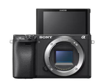 Czarny aparat Sony z otwartym ekranem LCD.