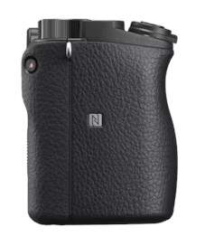 Czarny aparat z teksturowanym uchwytem, ze srebrnym 'N' z boku.