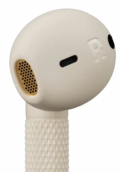 Zbliżenie białej słuchawki, ze złotym głośnikiem z siatki i oznaczeniem "R".