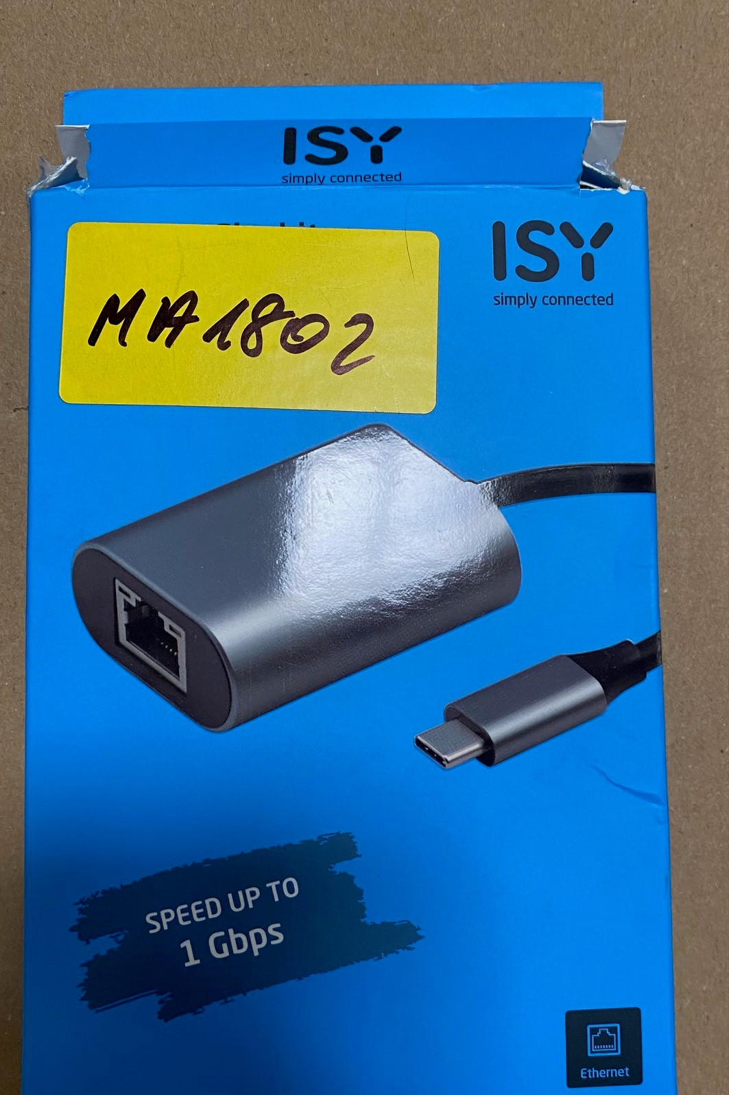 Niebieskie pudełko z adapterem Ethernet. Tekst na nim brzmi: 'Prędkość do 1 Gbps'.