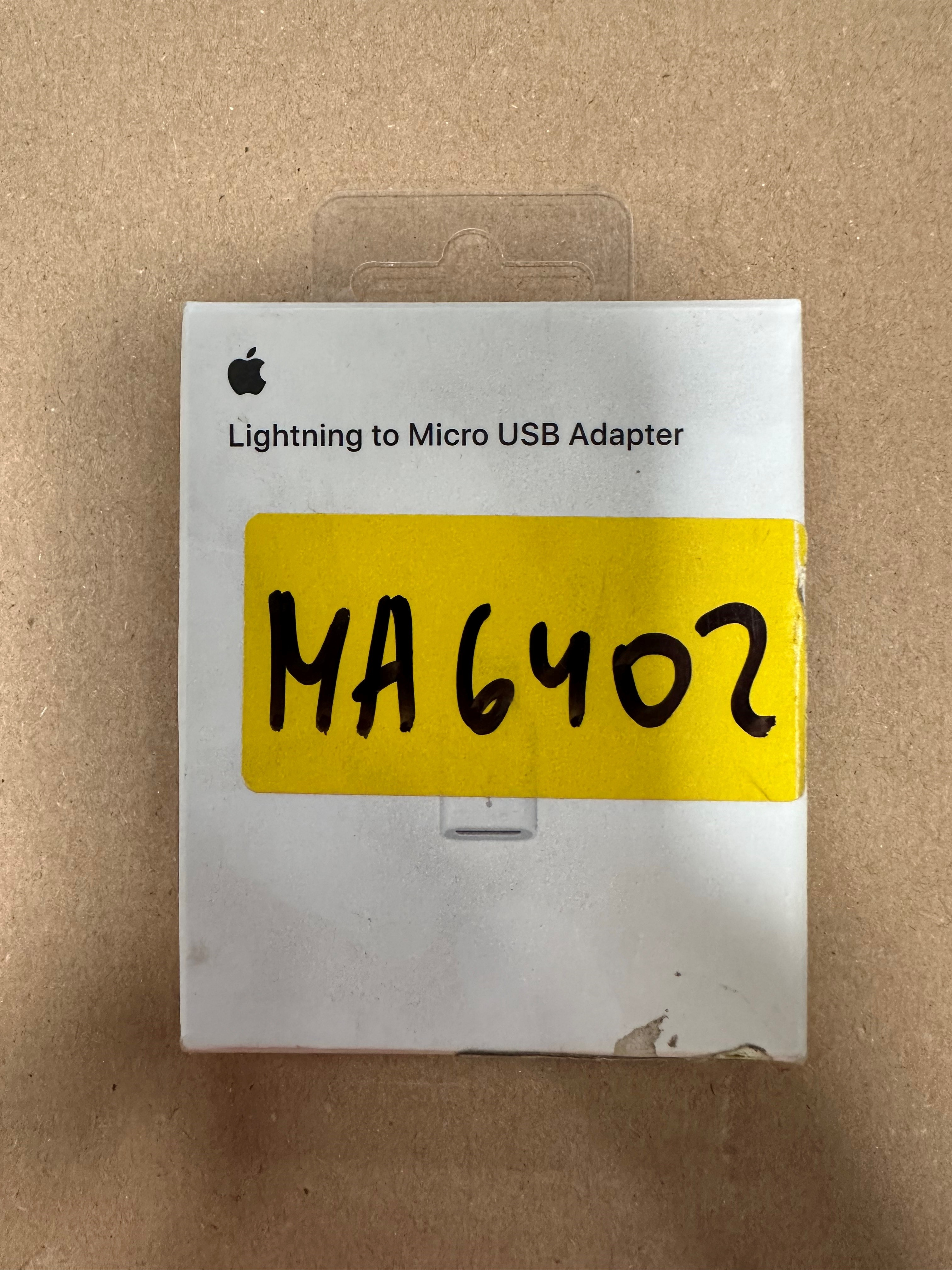 Białe opakowanie adaptera Lightning do Micro USB z żółtą etykietą.