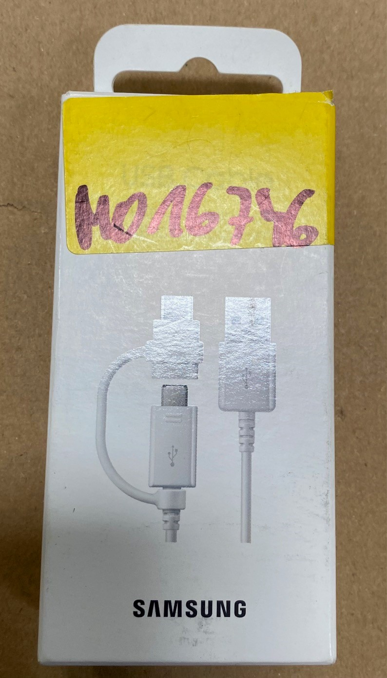 Białe pudełko na kabel Samsung z złączem USB-C i standardowym USB oraz żółtą naklejką na górze.