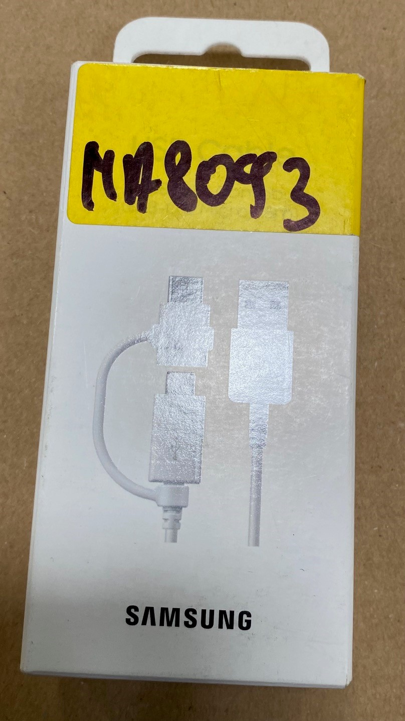 Białe pudełko z białym kablem w środku, z napisem SAMSUNG.