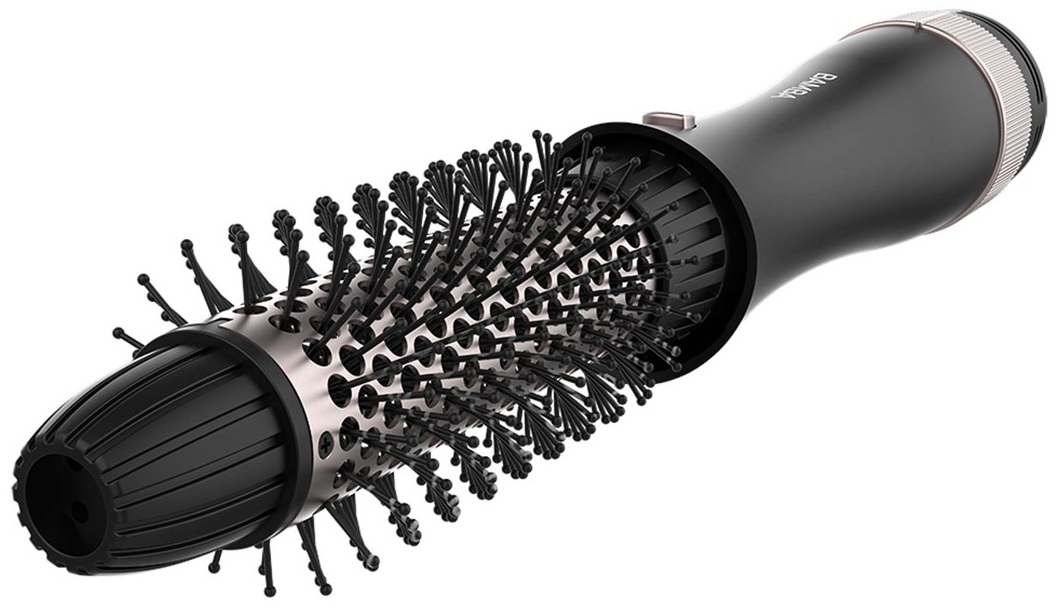 Czarna lokówka z obracającą się szczotką na białym tle.