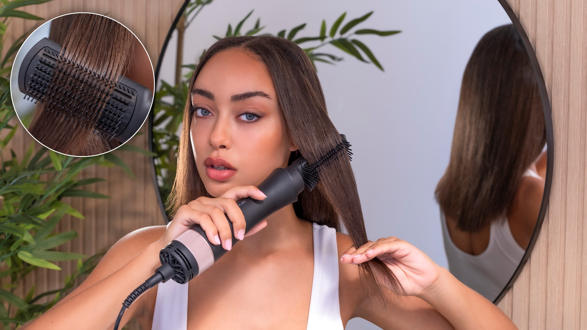 Kobieta używająca szczotki do stylizacji włosów przed lustrem. Błyszczące, proste włosy.