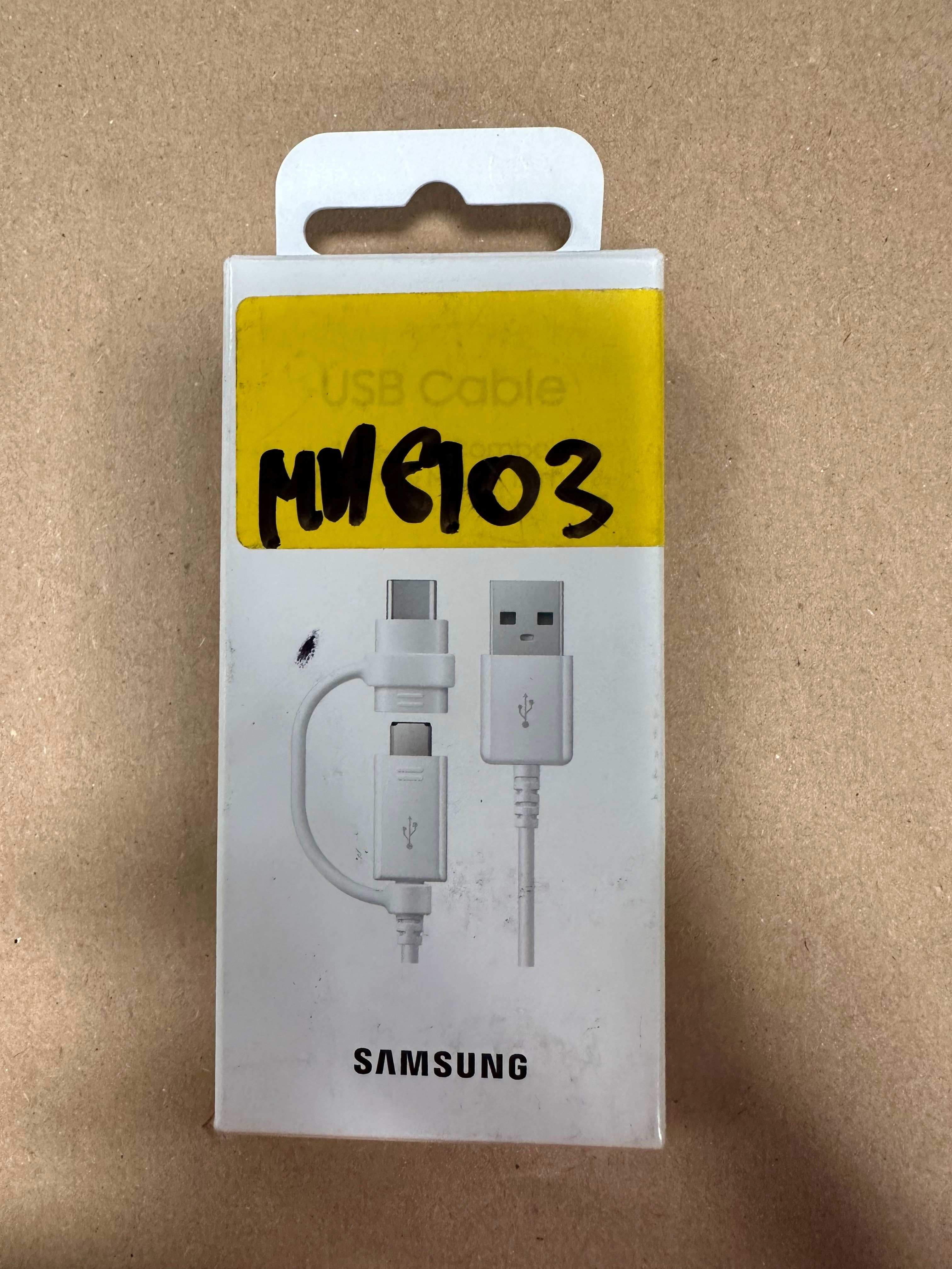Opakowanie kabla USB Samsung, z żółtą naklejką. Kabel ma złącza USB-A i USB-C.