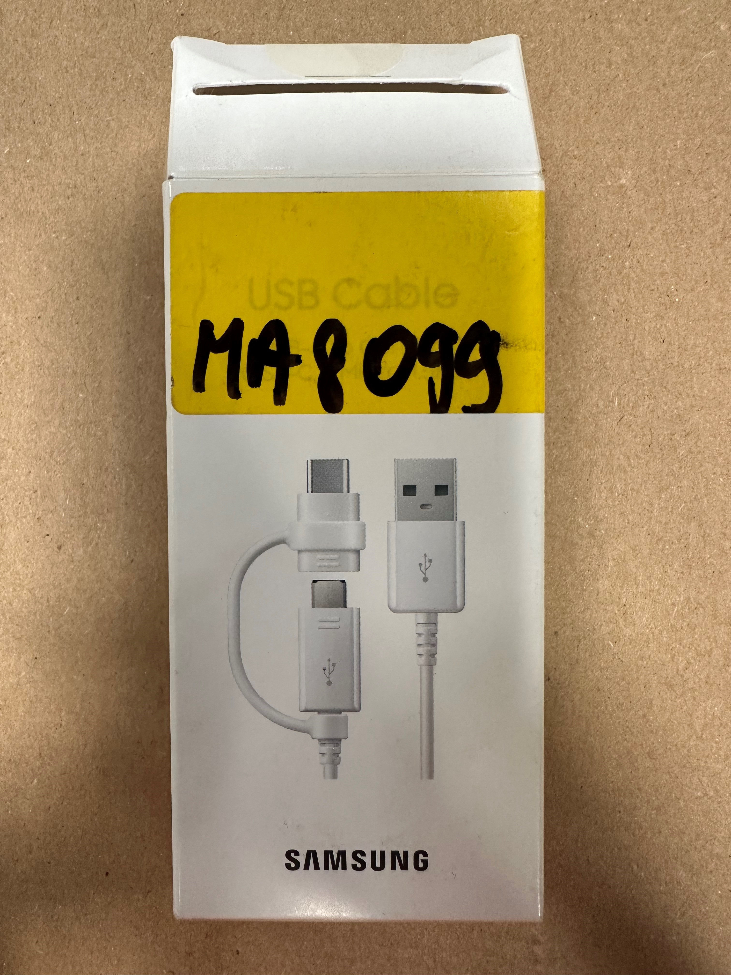 Białe pudełko kabla USB z etykietą Samsung i odręczną notatką.