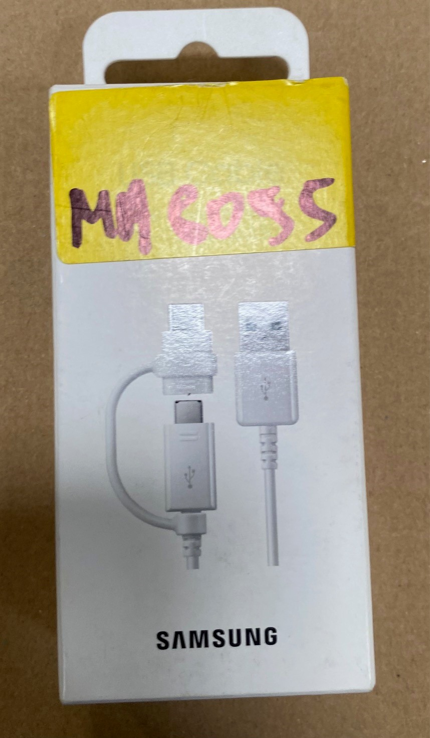 Białe i żółte pudełko z kablem ładującym, który ma dwa końce.