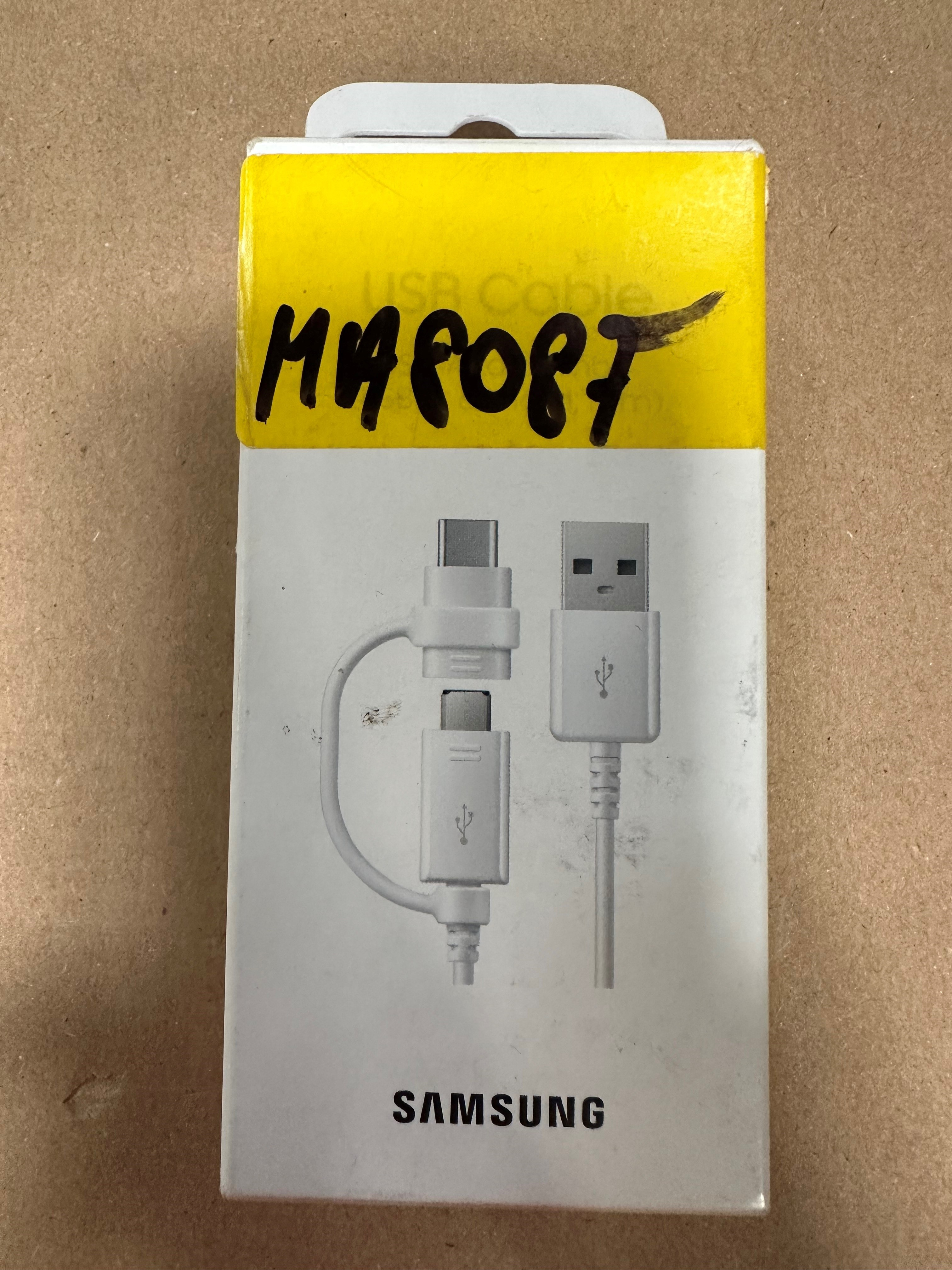 Białe pudełko z kablem USB i adapterem USB-C. Pudełko ma żółtą górę.