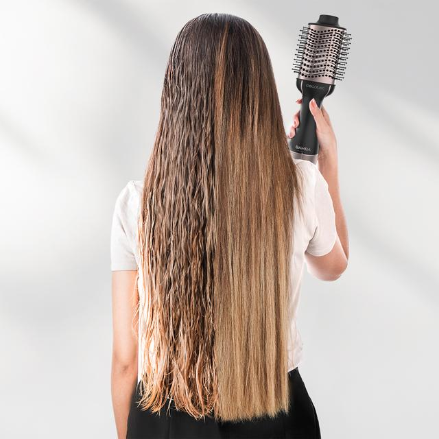 Osoba trzyma szczotkę do stylizacji i porównuje swoje mokre i wystylizowane włosy.